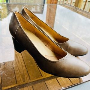 ‼️Close Out‼️ Shoes, heels, pumps, great condition. Taupe color